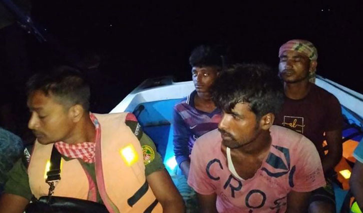 যমুনায় ইলিশ শিকার: ৮ জনকে জরিমানা যমুনায় ইলিশ শিকার: ৮ জনকে জরিমানা