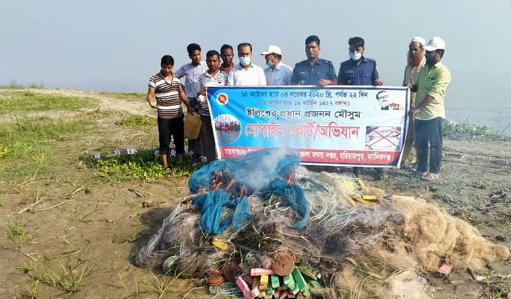 পদ্মায় ইলিশ শিকারের ২ লাখ মিটার কারেন্ট জাল ধ্বংস পদ্মায় ইলিশ শিকারের ২ লাখ মিটার কারেন্ট জাল ধ্বংস