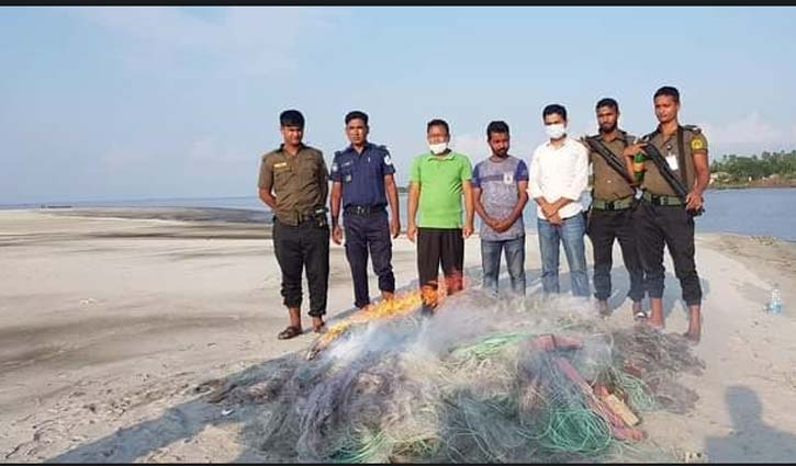 পদ্মা-যমুনায় ইলিশ শিকার: ১০ জেলের জেল-জরিমানা পদ্মা-যমুনায় ইলিশ শিকার: ১০ জেলের জেল-জরিমানা