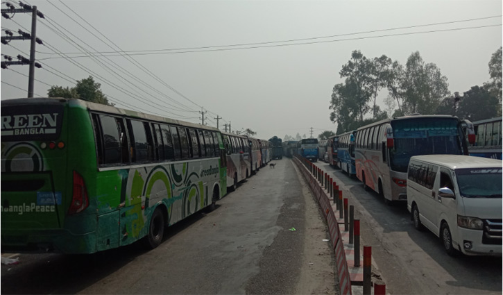 পাটুরিয়ায় ৪ কিলোমিটার এলাকায় যানবাহনের সারি পাটুরিয়ায় ৪ কিলোমিটার এলাকায় যানবাহনের সারি