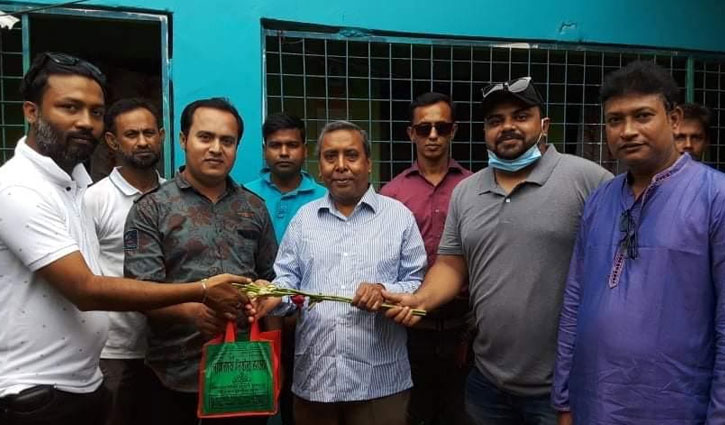 মুক্তিযোদ্ধাদের বাড়িতে মাশরাফির পূজার উপহার মুক্তিযোদ্ধাদের বাড়িতে মাশরাফির পূজার উপহার