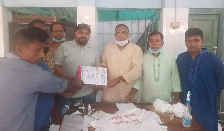 পূজার উপহার দিলেন মাশরাফি পূজার উপহার দিলেন মাশরাফি