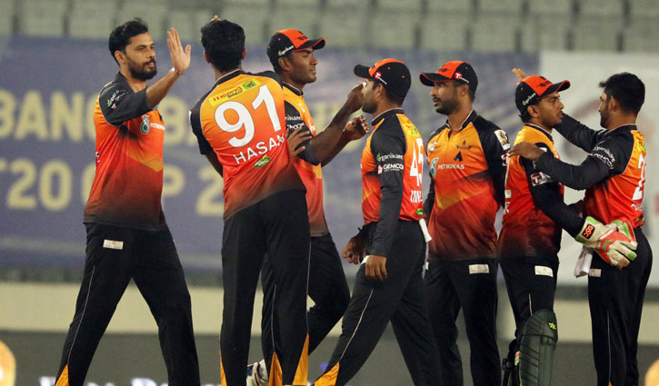 দুর্দান্ত বোলিংয়ে খুলনাকে ফাইনালে নিলেন মাশরাফি দুর্দান্ত বোলিংয়ে খুলনাকে ফাইনালে নিলেন মাশরাফি