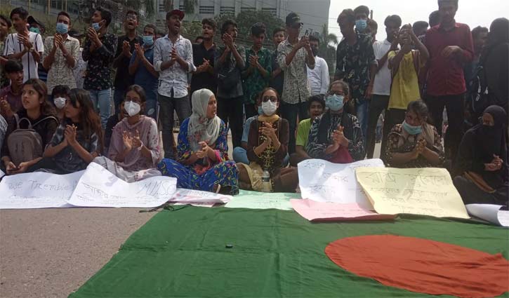 ধর্ষকের ফাঁসির দাবিতে শাপলা চত্বরে শিক্ষার্থীরা ধর্ষকের ফাঁসির দাবিতে শাপলা চত্বরে শিক্ষার্থীরা