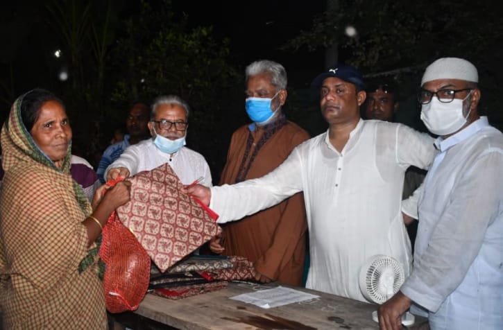 মেয়রের উদ্যোগে ৪ হাজার পরিবারের মধ্যে পূজা উপহার মেয়রের উদ্যোগে ৪ হাজার পরিবারের মধ্যে পূজা উপহার