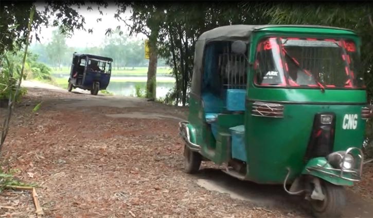 বন্যায় বেহাল মানিকগঞ্জের সড়ক বন্যায় বেহাল মানিকগঞ্জের সড়ক