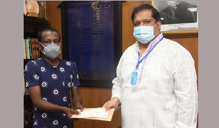 ফুটবলার সুজনের পাশে ক্রীড়া প্রতিমন্ত্রী ফুটবলার সুজনের পাশে ক্রীড়া প্রতিমন্ত্রী