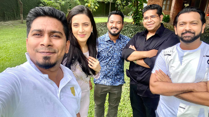 তাহসানকে নিয়ে ফিরলেন মিম