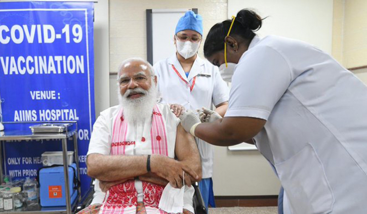করোনার টিকা নিলেন নরেন্দ্র মোদি করোনার টিকা নিলেন নরেন্দ্র মোদি