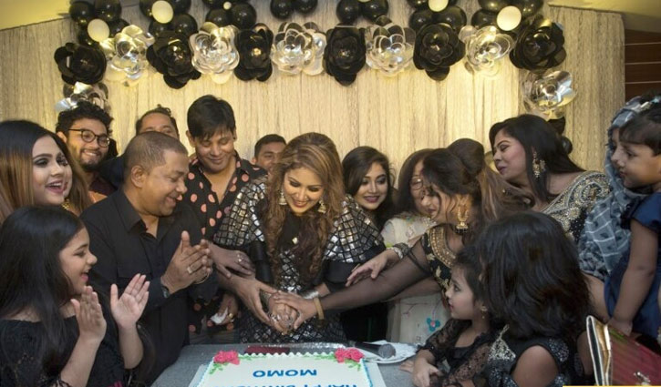 রাতে জমে উঠে শিল্পীদের আড্ডা... রাতে জমে উঠে শিল্পীদের আড্ডা...