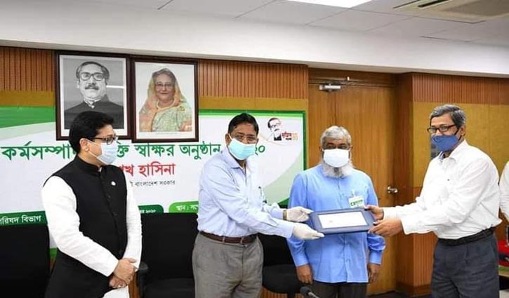 এনবিআর চেয়ারম্যানের শুদ্ধাচার পুরস্কার গ্রহণ এনবিআর চেয়ারম্যানের শুদ্ধাচার পুরস্কার গ্রহণ