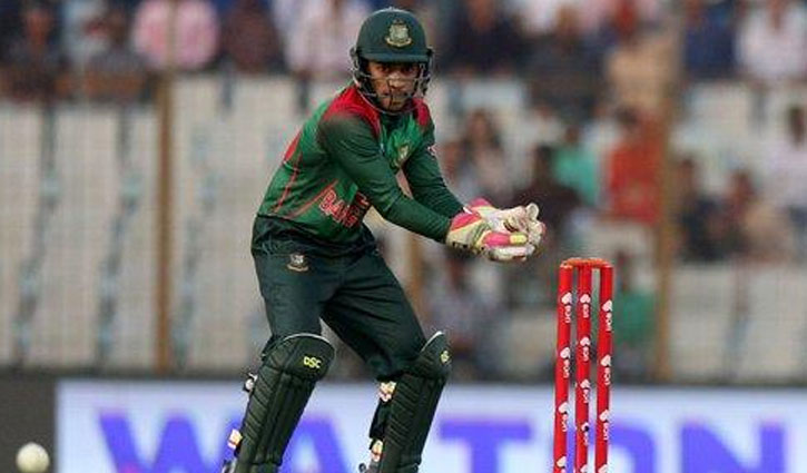 চোট পেয়ে মাঠ ছাড়লেন মুশফিক চোট পেয়ে মাঠ ছাড়লেন মুশফিক