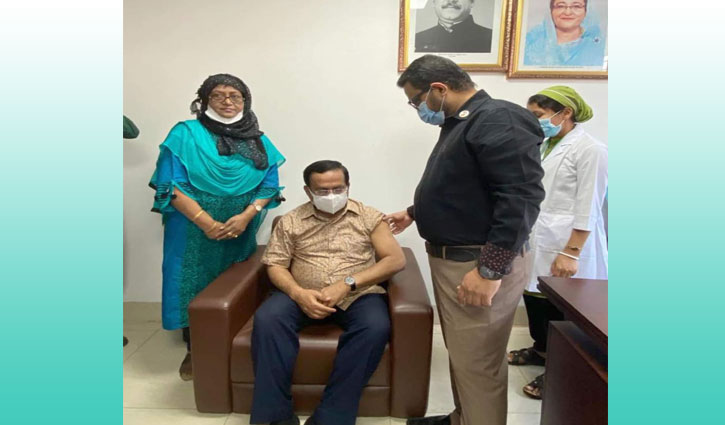 টিকা নিলেন নানক টিকা নিলেন নানক