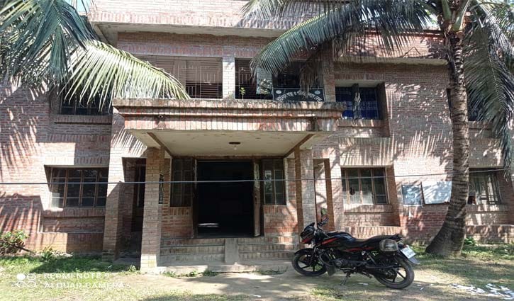 গরু পালনে ব্যবহার হচ্ছে নলডাঙ্গার পরিবার পরিকল্পনা কেন্দ্র! গরু পালনে ব্যবহার হচ্ছে নলডাঙ্গার পরিবার পরিকল্পনা কেন্দ্র!