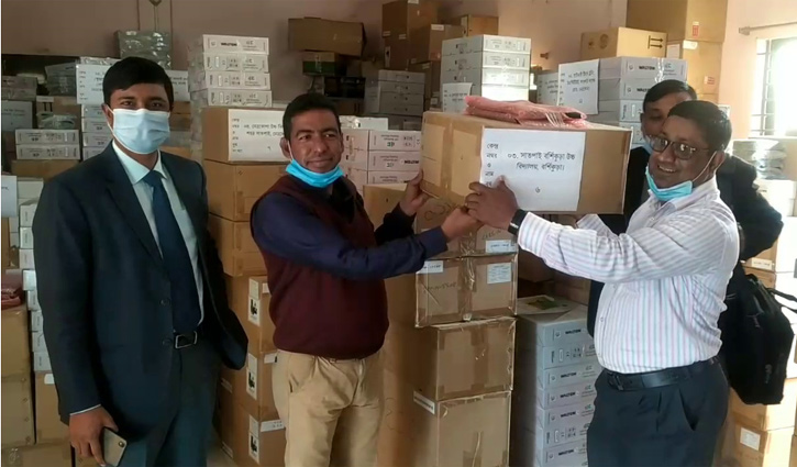 নেত্রকোনায় পৌরসভা নির্বাচনি সামগ্রী বিতরণ