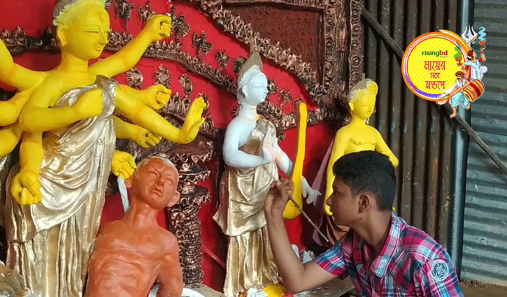 নিজের তৈরি প্রতিমায় বালক নিজেই পুরোহিত নিজের তৈরি প্রতিমায় বালক নিজেই পুরোহিত