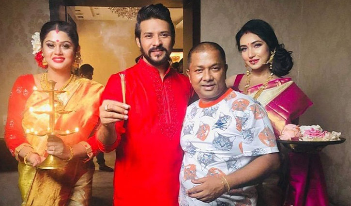 পূজার সাজে নিরব, সঙ্গে মৌ-ননী পূজার সাজে নিরব, সঙ্গে মৌ-ননী