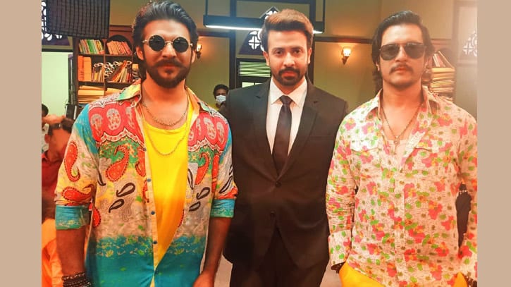 নবাবের বাহুডোরে আব্বাস-আকবর নবাবের বাহুডোরে আব্বাস-আকবর