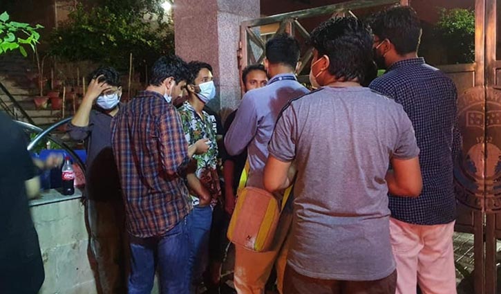 অবরোধ তুলে নিলো নর্থ সাউথ শিক্ষার্থীরা অবরোধ তুলে নিলো নর্থ সাউথ শিক্ষার্থীরা