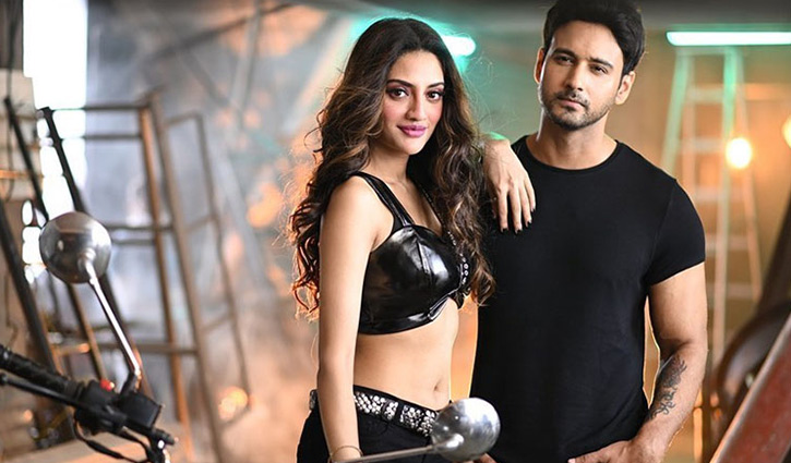 নুসরাত-যশের গাড়িতে হামলা নুসরাত-যশের গাড়িতে হামলা