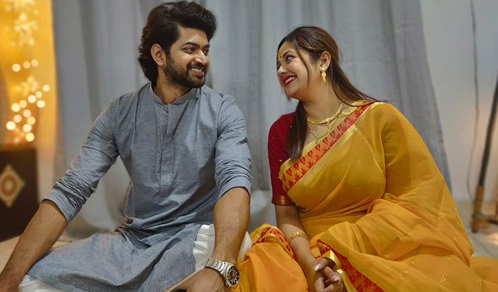 ওম-মিমির চুম্বনের ছবি ভাইরাল