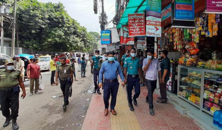 ডিএসসিসির অভিযানে ৫০ হাজার টাকা জরিমানা ডিএসসিসির অভিযানে ৫০ হাজার টাকা জরিমানা