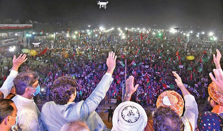 ইমরান খানের পদত্যাগের দাবিতে বিক্ষোভ ইমরান খানের পদত্যাগের দাবিতে বিক্ষোভ