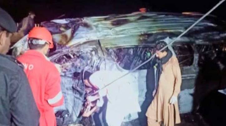 পাকিস্তানে যাত্রীবাহী ভ্যানে অগ্নিকাণ্ড, নিহত ১৩ পাকিস্তানে যাত্রীবাহী ভ্যানে অগ্নিকাণ্ড, নিহত ১৩