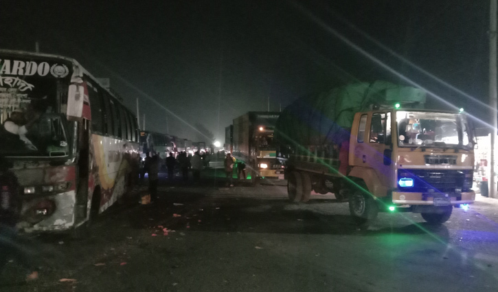 পাটুরিয়ায় যানবাহনের চাপ বেড়েছে পাটুরিয়ায় যানবাহনের চাপ বেড়েছে