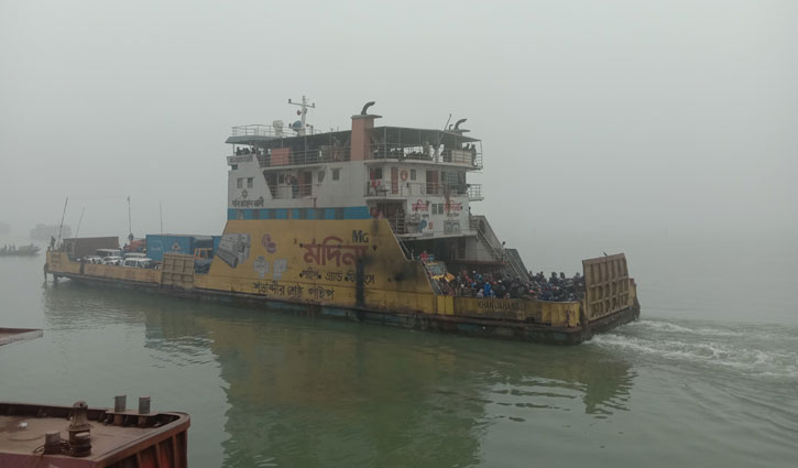 ৯ ঘণ্টা পর পাটুরিয়া দৌলতদিয়া নৌরুটে ফেরি চলাচল শুরু ৯ ঘণ্টা পর পাটুরিয়া দৌলতদিয়া নৌরুটে ফেরি চলাচল শুরু