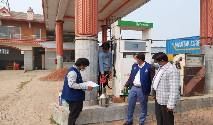 কম দেওয়ায় চার পেট্রোল পাম্পের বিরুদ্ধে মামলা কম দেওয়ায় চার পেট্রোল পাম্পের বিরুদ্ধে মামলা