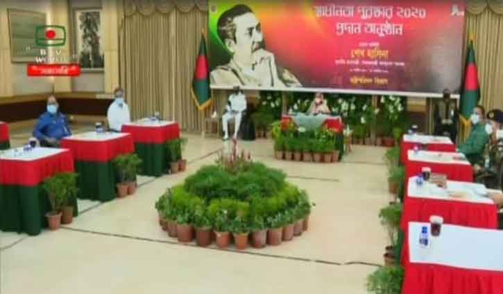 স্বাধীনতা পদক দিলেন প্রধানমন্ত্রী স্বাধীনতা পদক দিলেন প্রধানমন্ত্রী