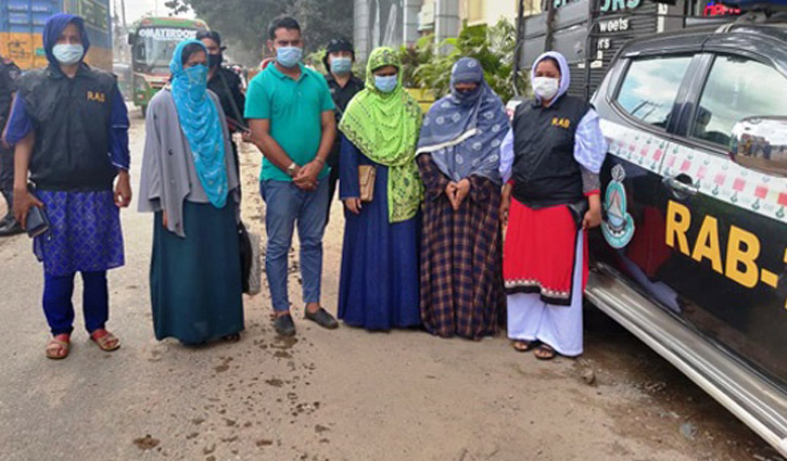 নগ্ন ছবি তুলে ব্ল্যাকমেইল করে টাকা হাতিয়ে নিতো তারা নগ্ন ছবি তুলে ব্ল্যাকমেইল করে টাকা হাতিয়ে নিতো তারা