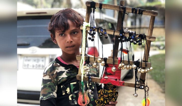 ‘ও কাকা, একটা কাঠি নেন, বাবুর নজর লাগবে না’