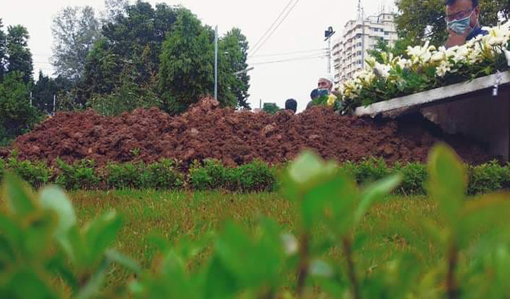 স্ত্রীর কবরের পাশে চিরনিদ্রায় শায়িত হলেন রফিক-উল-হক স্ত্রীর কবরের পাশে চিরনিদ্রায় শায়িত হলেন রফিক-উল-হক