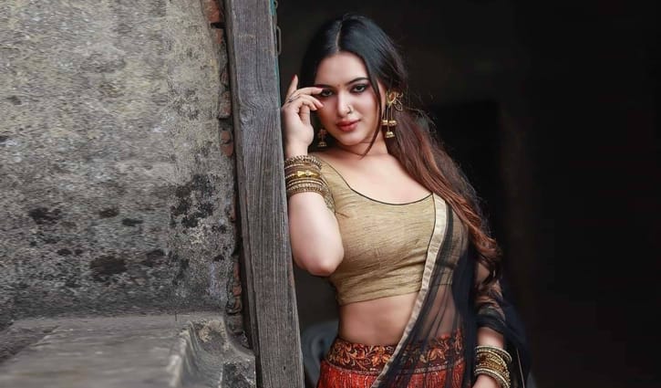 সোশ্যাল মিডিয়া কাঁপাচ্ছেন রাহা সোশ্যাল মিডিয়া কাঁপাচ্ছেন রাহা