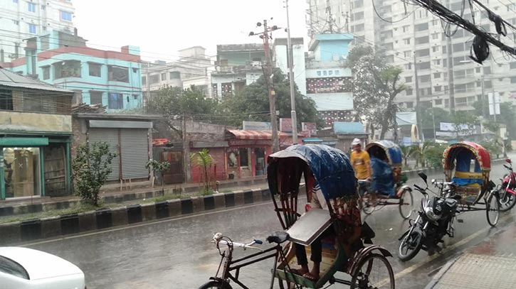 রাজধানীতে হঠাৎ বৃষ্টি, নামতে পারে শীত রাজধানীতে হঠাৎ বৃষ্টি, নামতে পারে শীত