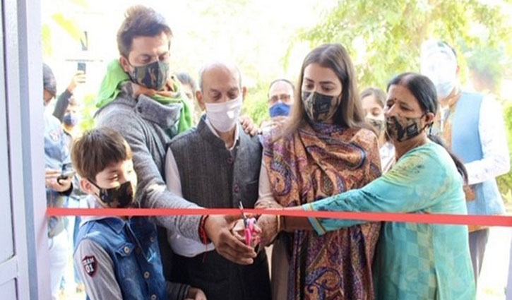 ৩৪তম জন্মদিনে ৩৪ স্কুলে রায়নার কল্যাণকর উদ্যোগ ৩৪তম জন্মদিনে ৩৪ স্কুলে রায়নার কল্যাণকর উদ্যোগ