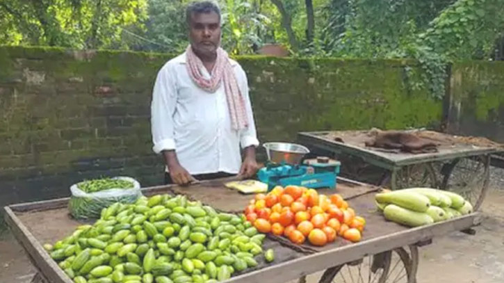 ফেরি করে সবজি বিক্রি করছেন পরিচালক