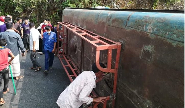 সিএনজিকে ধাক্কা দিয়ে বাসও দুর্ঘটনায়, আহত ২৬ সিএনজিকে ধাক্কা দিয়ে বাসও দুর্ঘটনায়, আহত ২৬