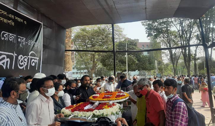 শাহীন রেজা নূরের মরদেহ কেন্দ্রীয় শহীদ মিনারে শাহীন রেজা নূরের মরদেহ কেন্দ্রীয় শহীদ মিনারে