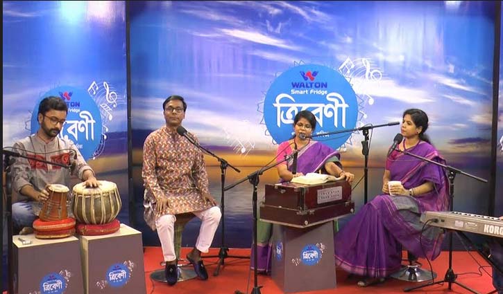 ত্রিবেণীতে আজ গাইবেন যমজ বোন সাথী-বীথি ত্রিবেণীতে আজ গাইবেন যমজ বোন সাথী-বীথি