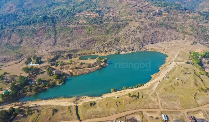 নীল জলের মায়াবী লেক নীল জলের মায়াবী লেক