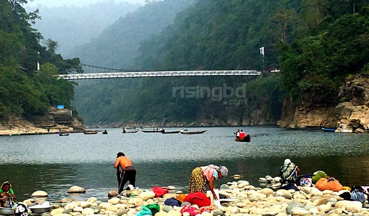 হঠাৎ লক্ষ্য করলাম আমরা ভারতের সীমানায় দাঁড়িয়ে হঠাৎ লক্ষ্য করলাম আমরা ভারতের সীমানায় দাঁড়িয়ে