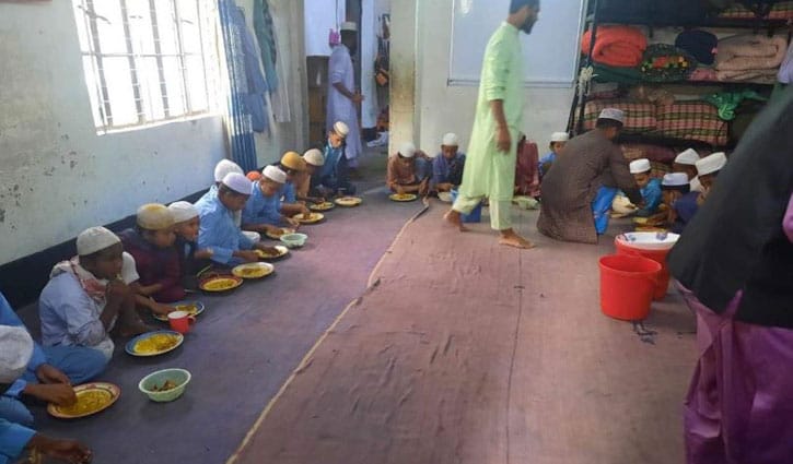 যুবলীগ নেতার রোগমুক্তি কামনা, খাবার পেলো এতিমরা যুবলীগ নেতার রোগমুক্তি কামনা, খাবার পেলো এতিমরা
