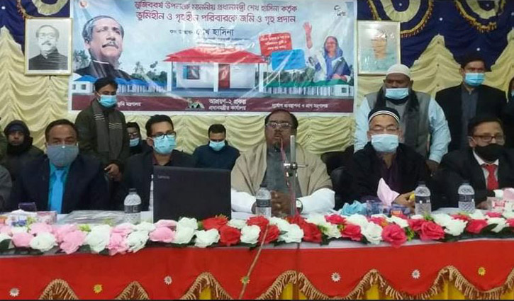 ‘প্রধানমন্ত্রীর উদ্যোগে ৭৭ হাজার পরিবার মাথা গোঁজার ঠাঁই পেয়েছে’ ‘প্রধানমন্ত্রীর উদ্যোগে ৭৭ হাজার পরিবার মাথা গোঁজার ঠাঁই পেয়েছে’