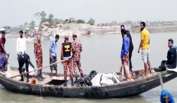ট্রলারডুবি, দুইদিন পর একজনের মরদেহ উদ্ধার, এখনো নিখোঁজ ২ ট্রলারডুবি, দুইদিন পর একজনের মরদেহ উদ্ধার, এখনো নিখোঁজ ২