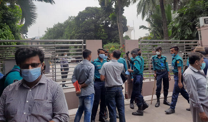 ‘ভিসার মেয়াদ না বাড়ালে কোথায় যাবো, কী খাবো’ ‘ভিসার মেয়াদ না বাড়ালে কোথায় যাবো, কী খাবো’