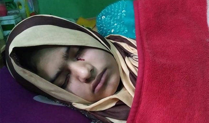 চোখ নাক মুখ দিয়ে রক্ত ঝরছে তার