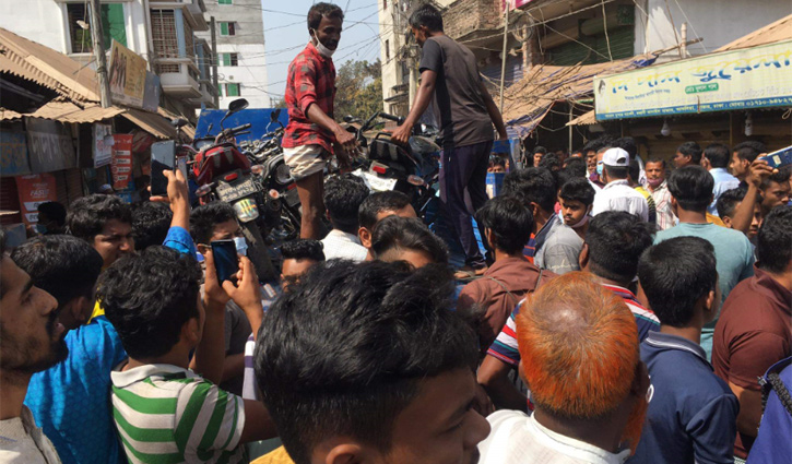 আশুলিয়ায় ঝুট ব্যবসাকে কেন্দ্র করে দুই পক্ষে সংঘর্ষ আশুলিয়ায় ঝুট ব্যবসাকে কেন্দ্র করে দুই পক্ষে সংঘর্ষ